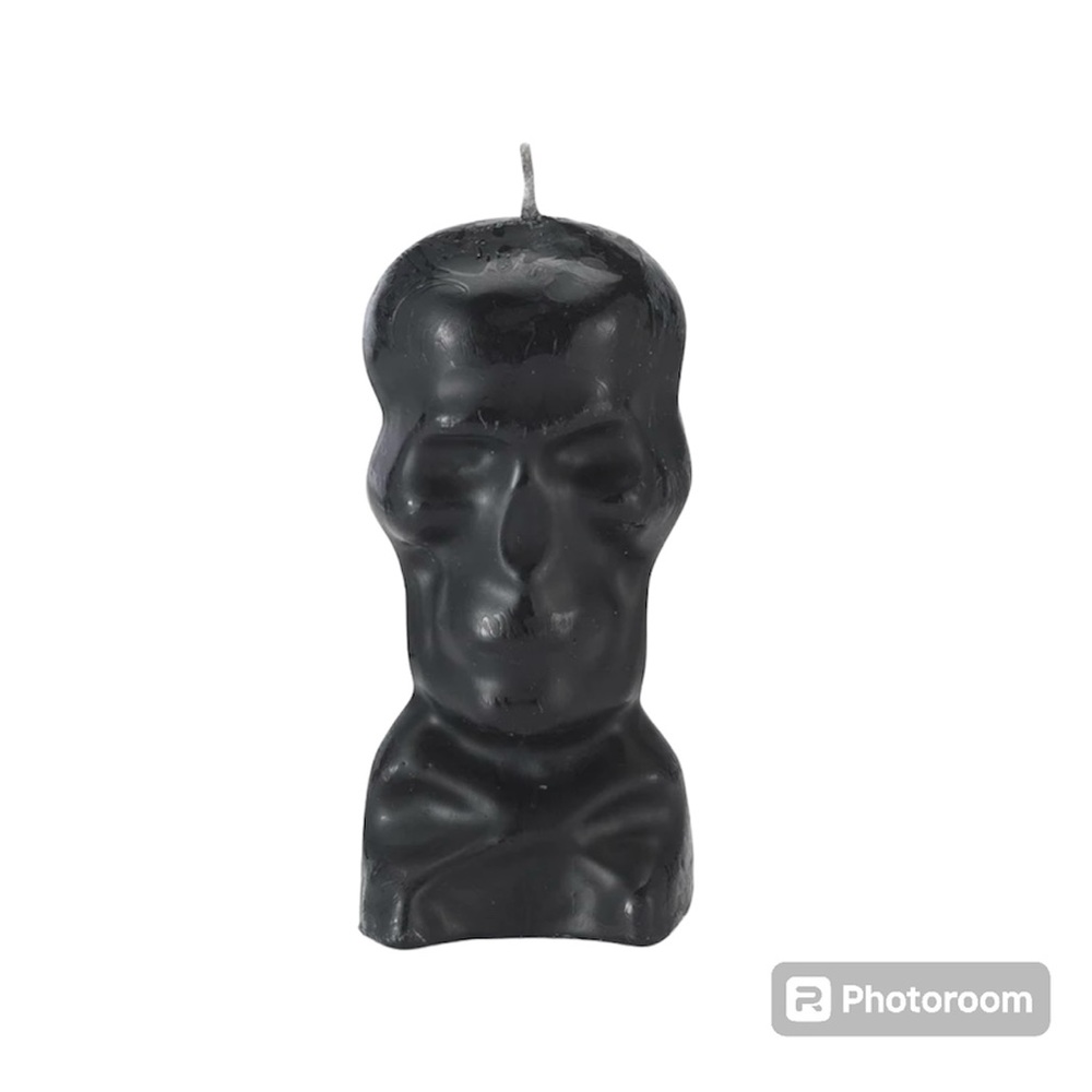 Black skull candle / vela negra en forma de calavera